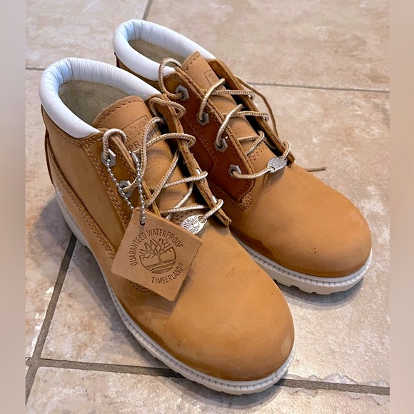 Women’s white trimmed Timberline boots - Picture 1 of 10